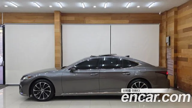 Lexus LS 2022 thumb 5