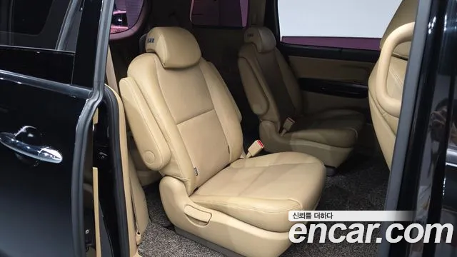 Kia Carnival 2016 thumb 10