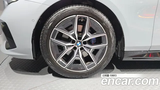 BMW 5-Series 2024 thumb 4