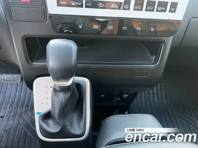 Hyundai Staria 2024 thumb 10