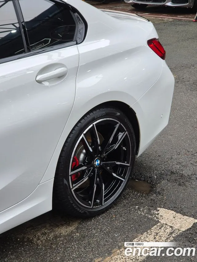 BMW 3-Series 2024 thumb 3