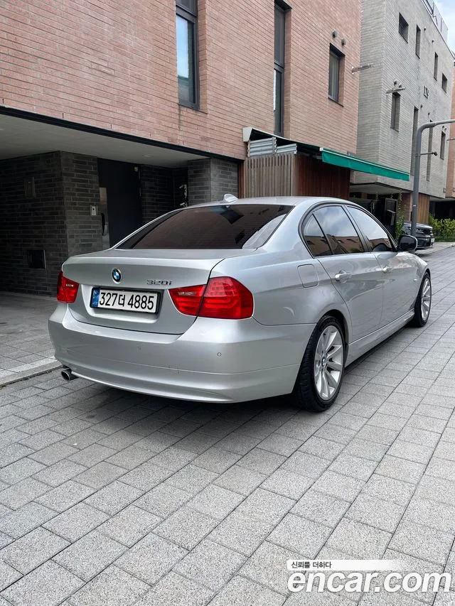 BMW 3-Series 2011 thumb 2