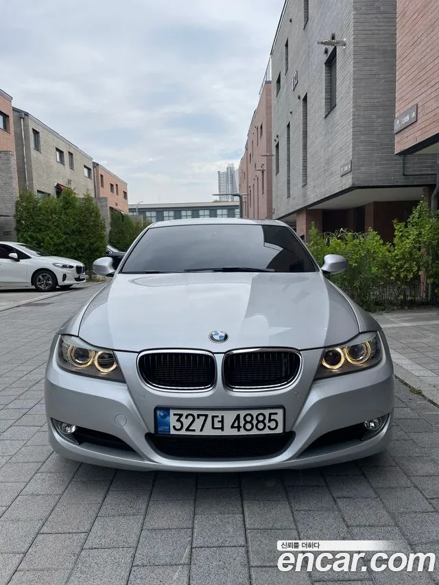 BMW 3-Series 2011 thumb 3