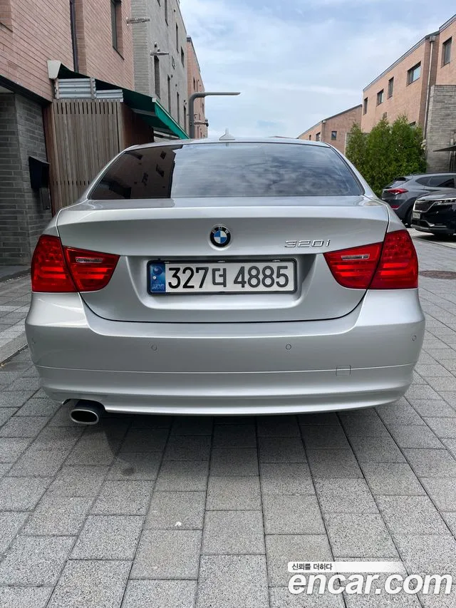 BMW 3-Series 2011 thumb 4