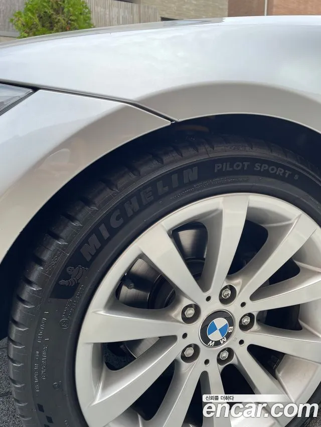 BMW 3-Series 2011 thumb 5