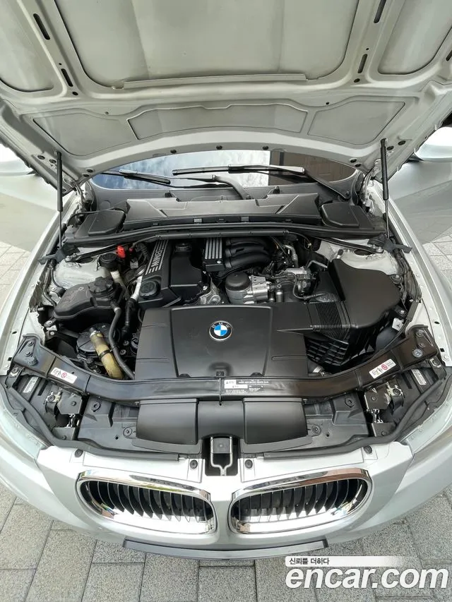BMW 3-Series 2011 thumb 6