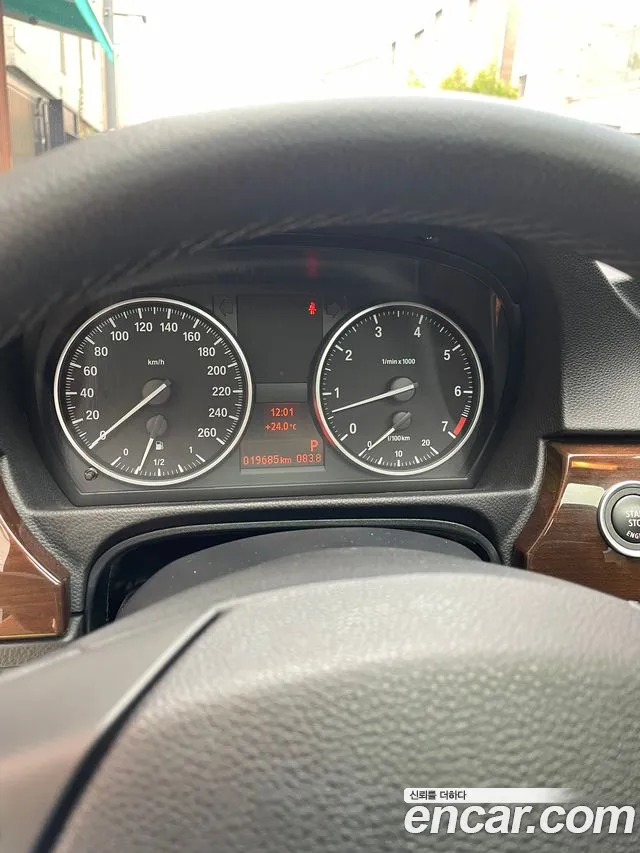 BMW 3-Series 2011 thumb 8
