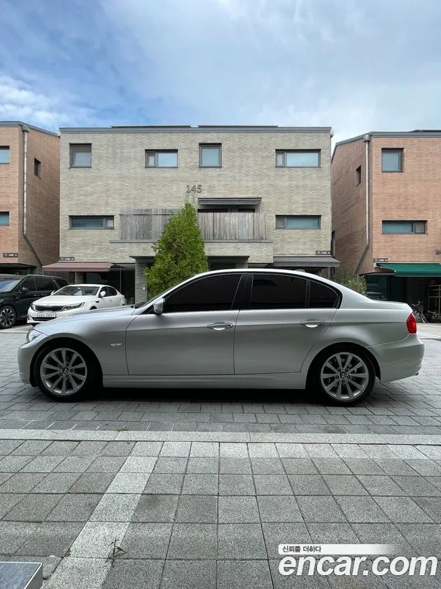 BMW 3-Series 2011 thumb 12