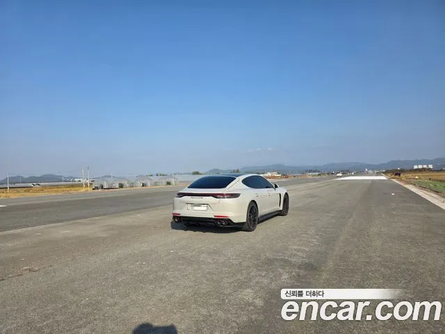 Porsche Panamera 2010 thumb 3