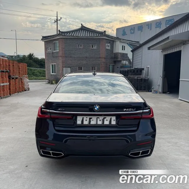 BMW 7-Series 2017 thumb 2