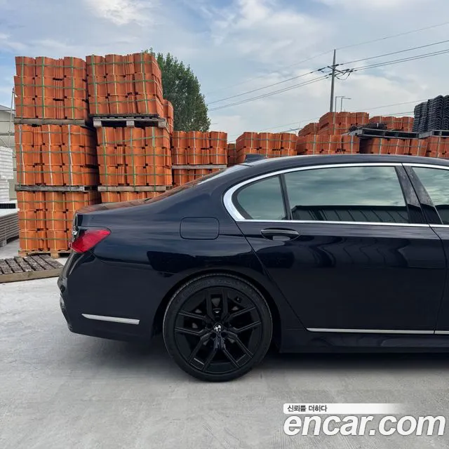BMW 7-Series 2017 thumb 8