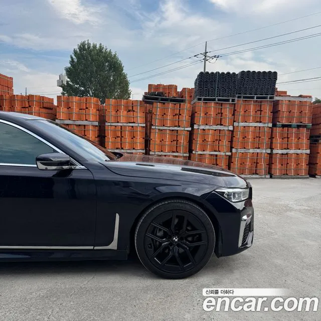 BMW 7-Series 2017 thumb 9