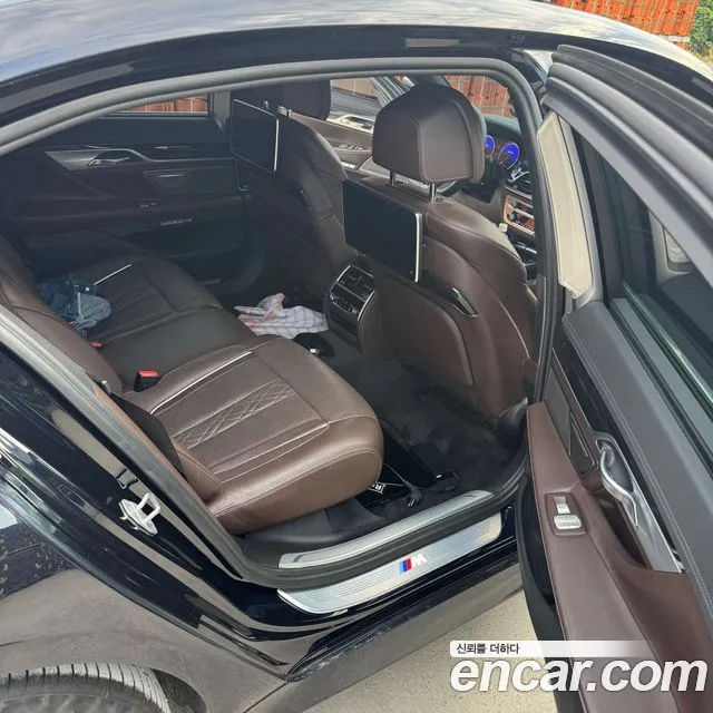 BMW 7-Series 2017 thumb 11
