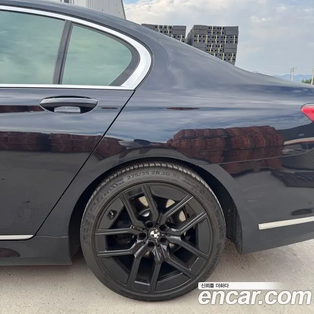 BMW 7-Series 2017 thumb 12
