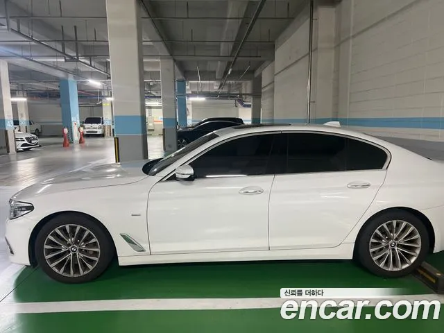 BMW 5-Series 2018 thumb 4