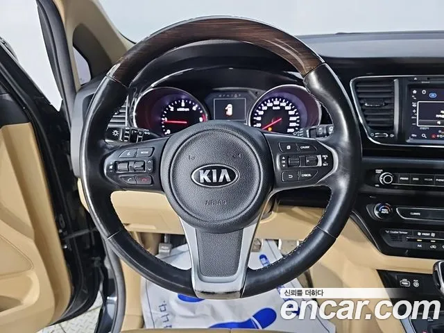 Kia Carnival 2015 thumb 9