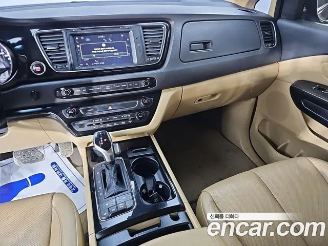 Kia Carnival 2015 thumb 10