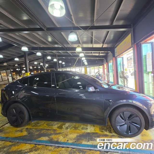 Tesla Model Y 2026 thumb 2