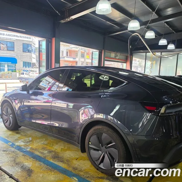 Tesla Model Y 2026 thumb 4