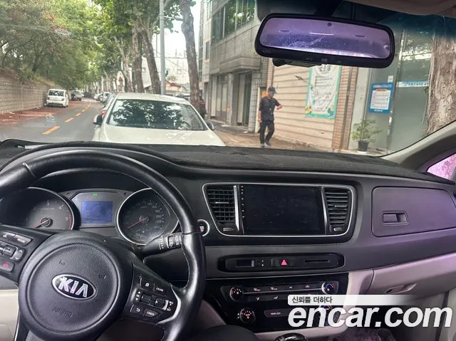 Kia Carnival 2014 thumb 10