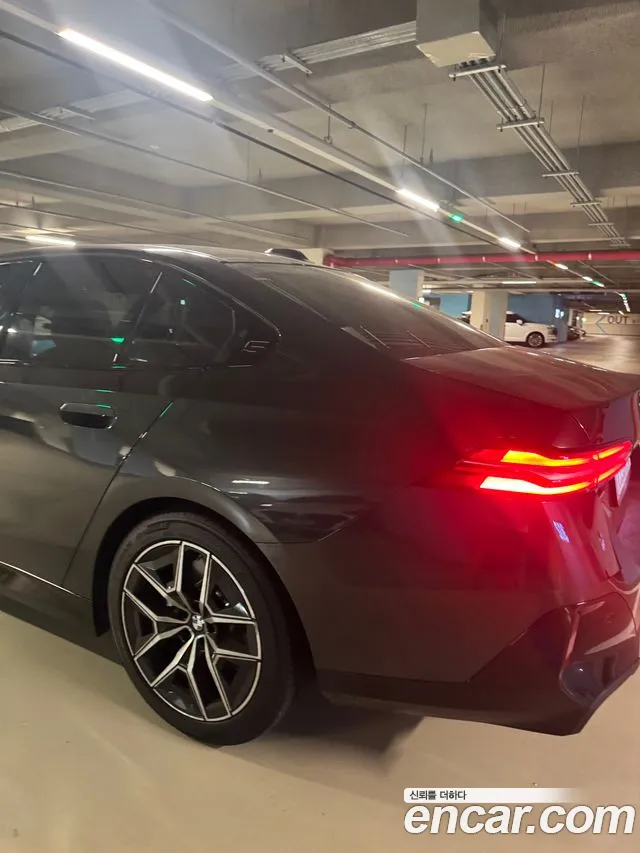 BMW 5-Series 2024 thumb 2