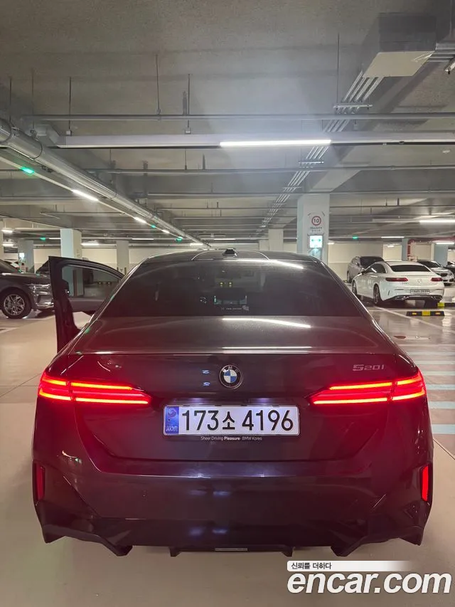 BMW 5-Series 2024 thumb 4