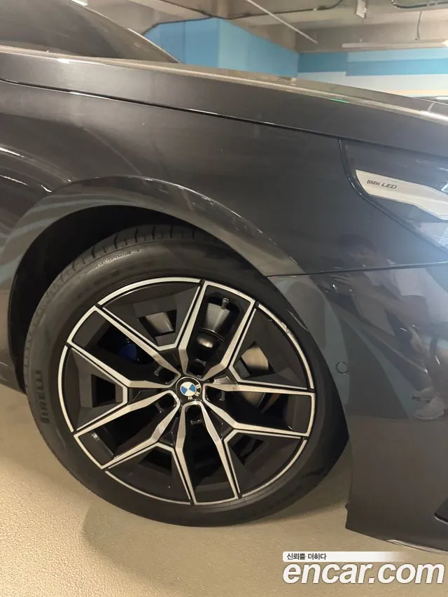 BMW 5-Series 2024 thumb 5