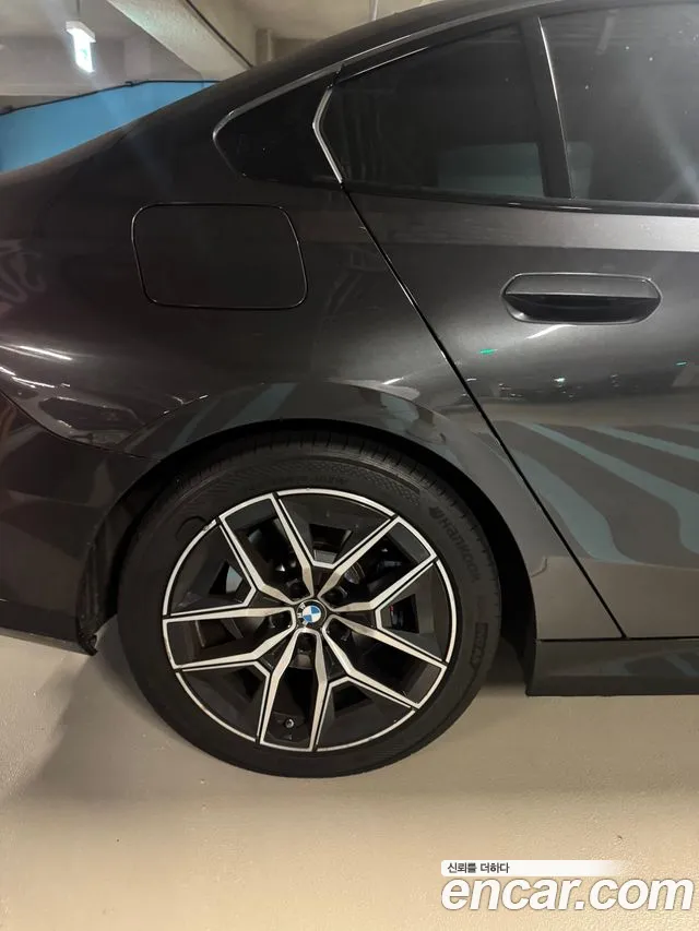 BMW 5-Series 2024 thumb 6