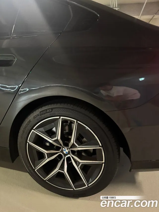 BMW 5-Series 2024 thumb 8