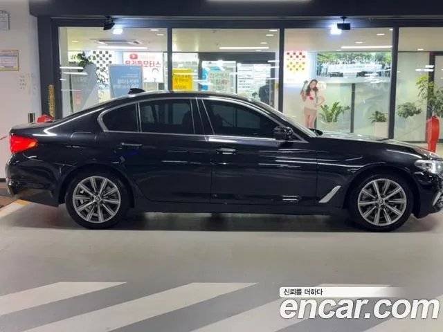 BMW 5-Series 2018 thumb 3