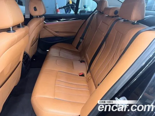 BMW 5-Series 2018 thumb 7