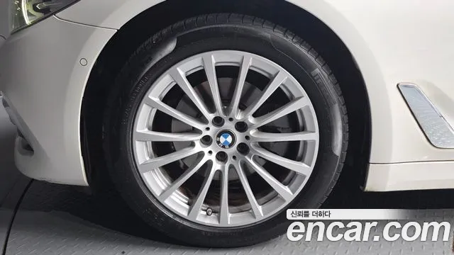 BMW 5-Series 2019 thumb 5