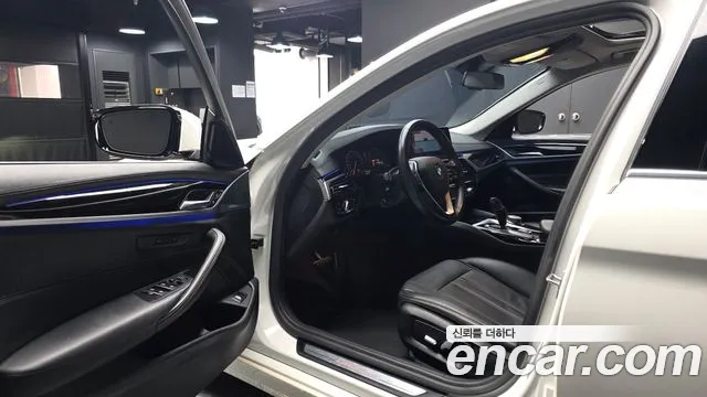 BMW 5-Series 2019 thumb 10
