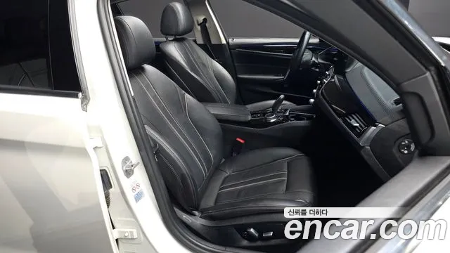 BMW 5-Series 2019 thumb 11