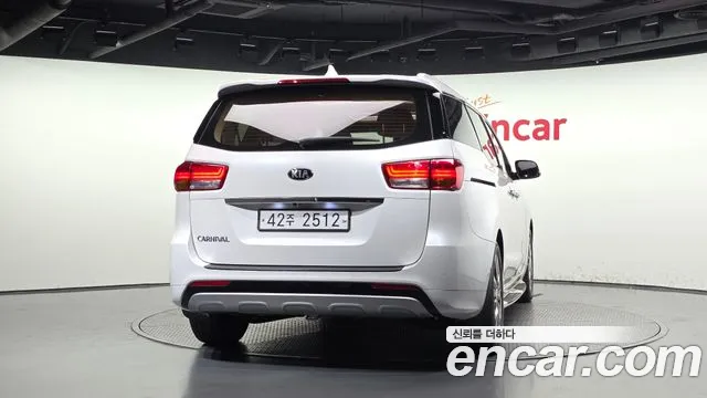 Kia Carnival 2015 thumb 4