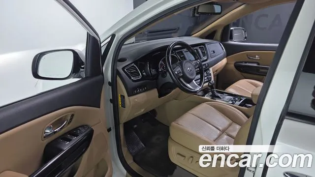 Kia Carnival 2015 thumb 10
