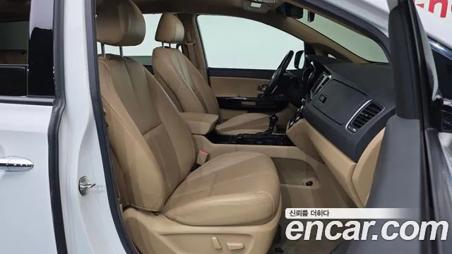 Kia Carnival 2015 thumb 11