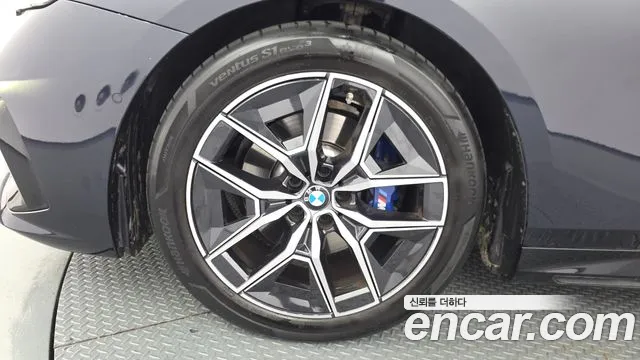 BMW 5-Series 2024 thumb 5