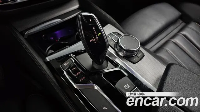 BMW 5-Series 2017 thumb 9
