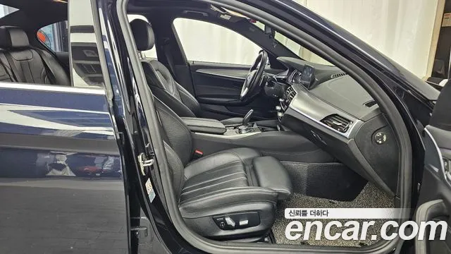 BMW 5-Series 2017 thumb 11