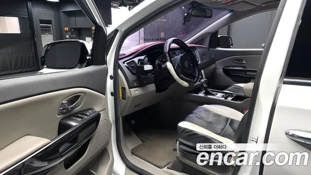 Kia Carnival 2016 thumb 10