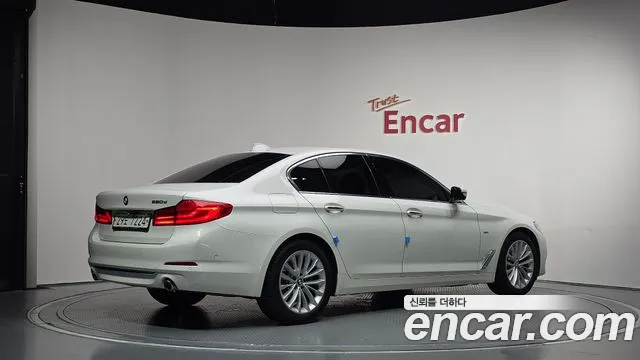 BMW 5-Series 2018 thumb 2