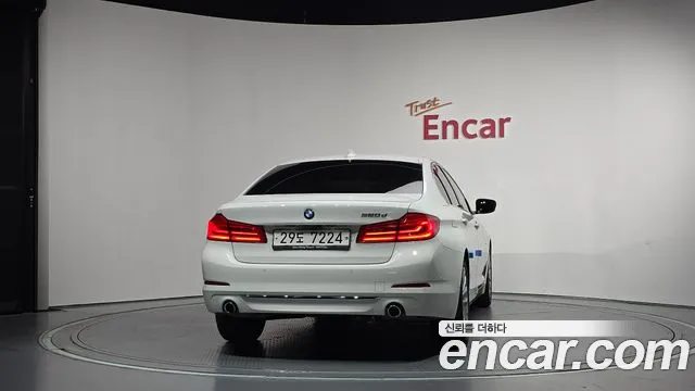 BMW 5-Series 2018 thumb 4
