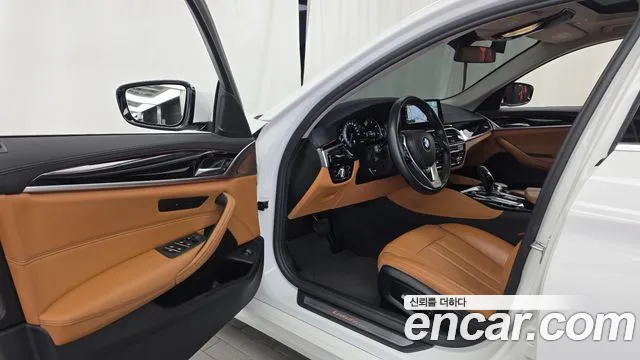 BMW 5-Series 2018 thumb 10