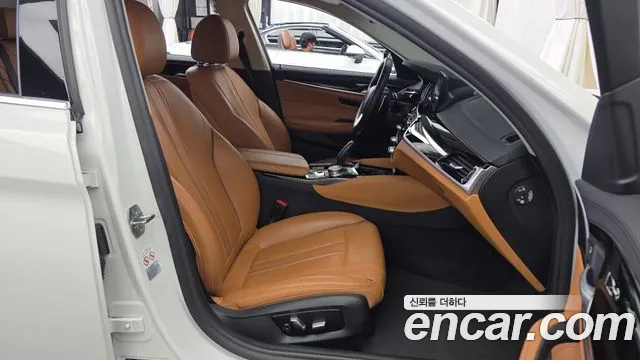 BMW 5-Series 2018 thumb 11