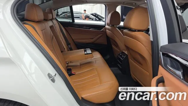 BMW 5-Series 2018 thumb 12