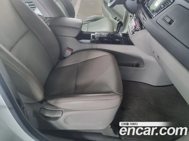Kia Carnival 2016 thumb 8