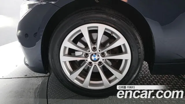 BMW 3-Series 2017 thumb 5