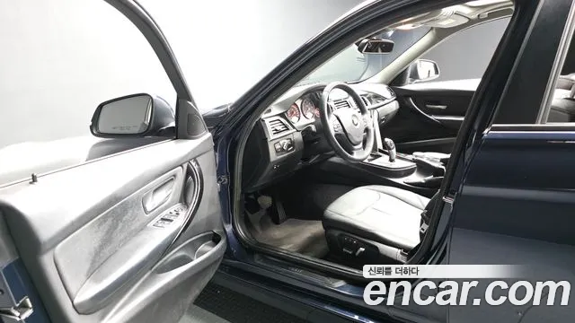 BMW 3-Series 2017 thumb 10