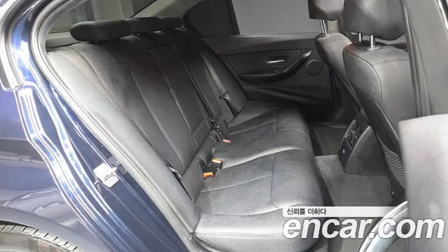 BMW 3-Series 2017 thumb 11
